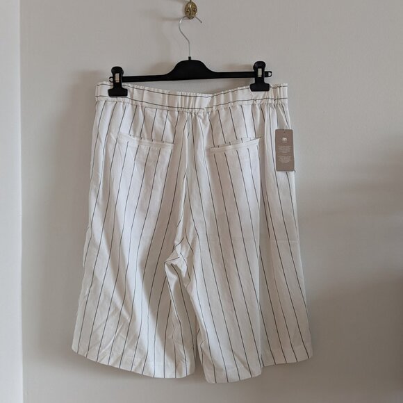 NWT 🇨🇦 Simons White Striped Shorts – Size M - Picture 3 of 4